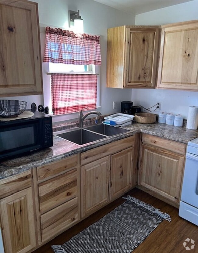 Building Photo - Charming 2 Bed, 1 Bath Home with Fenced Ya...