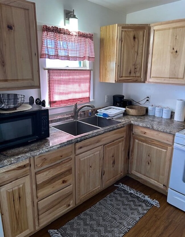 Charming 2 Bed, 1 Bath Home with Fenced Ya... - Charming 2 Bed, 1 Bath Home with Fenced Ya...