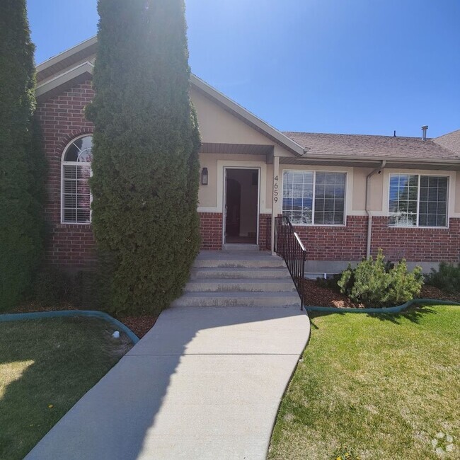 Building Photo - 5 Bed/3 Bath Townhome for Rent in Cedar Hi...
