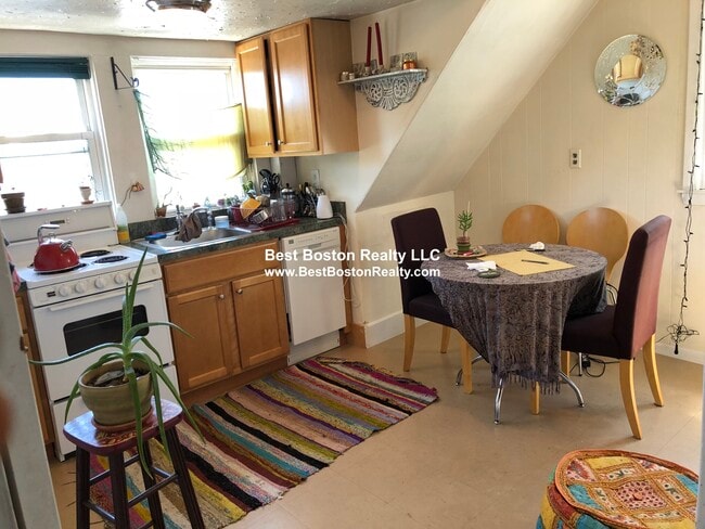 Building Photo - 220 Concord Ave Unit 3