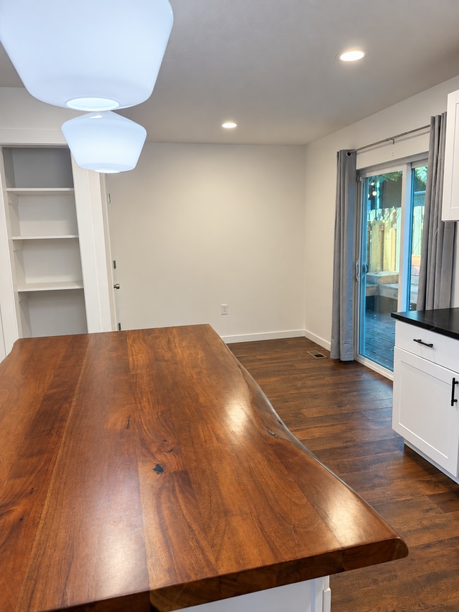 Photo - 570 NE 55th Ave