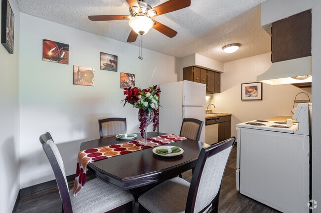 1BR, 1BA - 715SF - Dining Room - Suson Pines