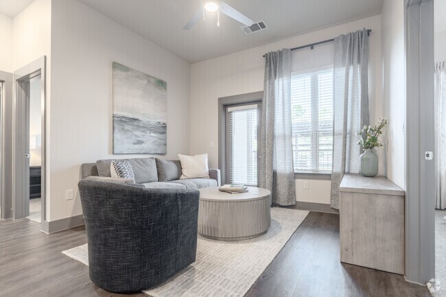 2BR, 2BA - 1022SF