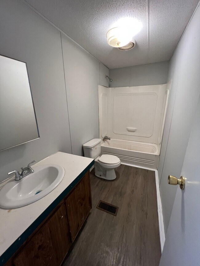 Photo - 192 Westside Cir