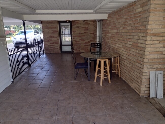 Building Photo - 1620 Landry Dr