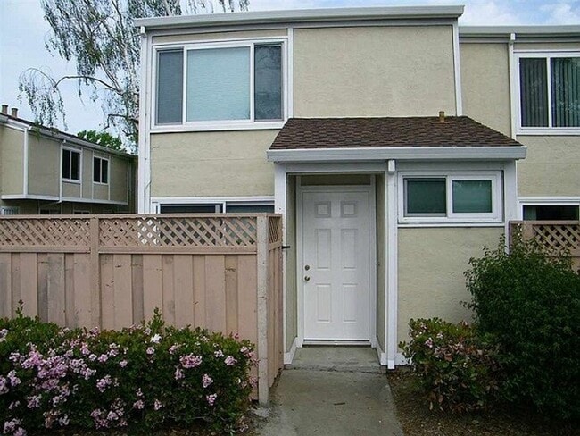 Building Photo - Remodeled Townhome in the Irvington neighb...
