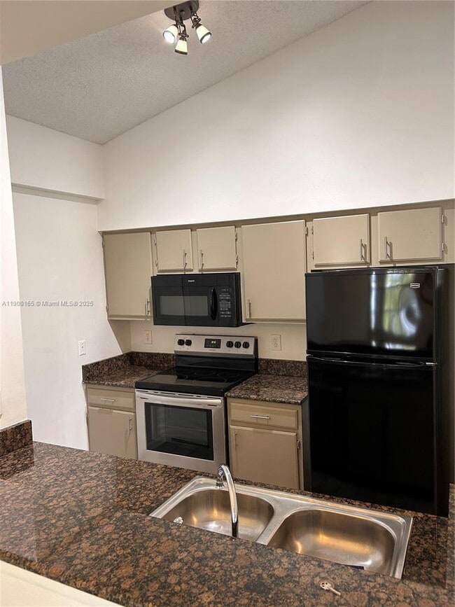 Photo - 2841 N Oakland Forest Dr Unit 211