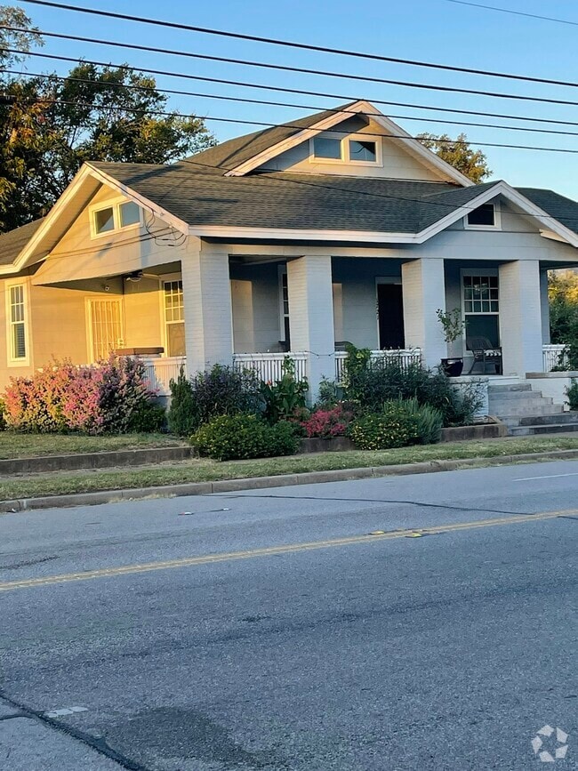 Building Photo - 1721 S Akard St Rental