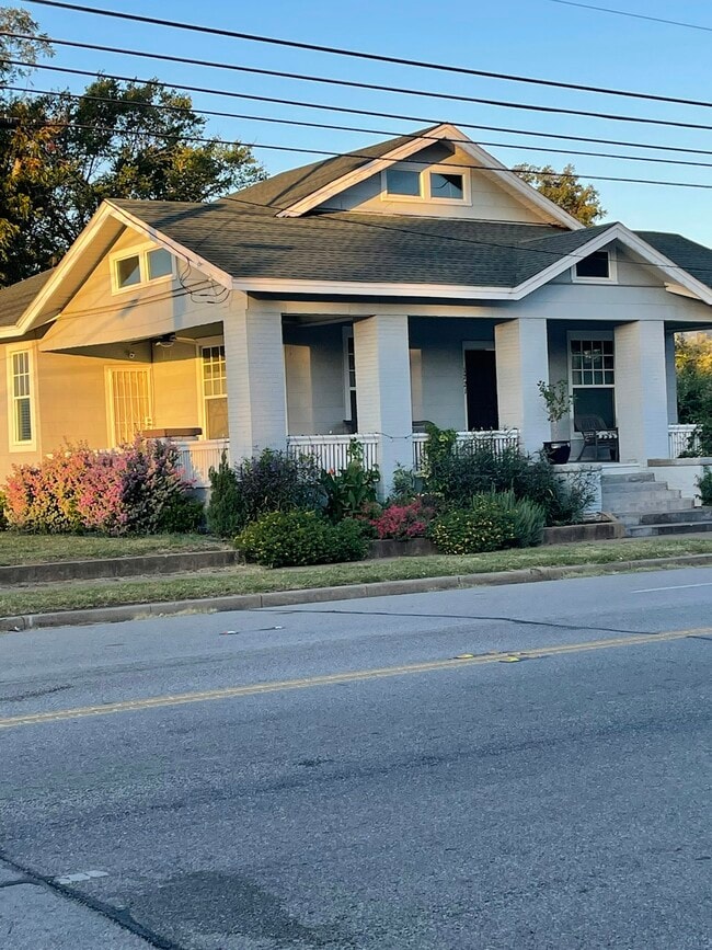 Building Photo - 1721 S Akard St Rental