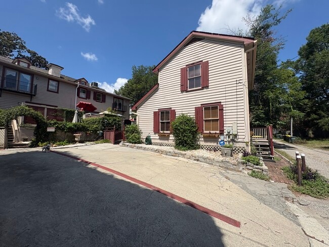 Building Photo - 541 E Jones Ln