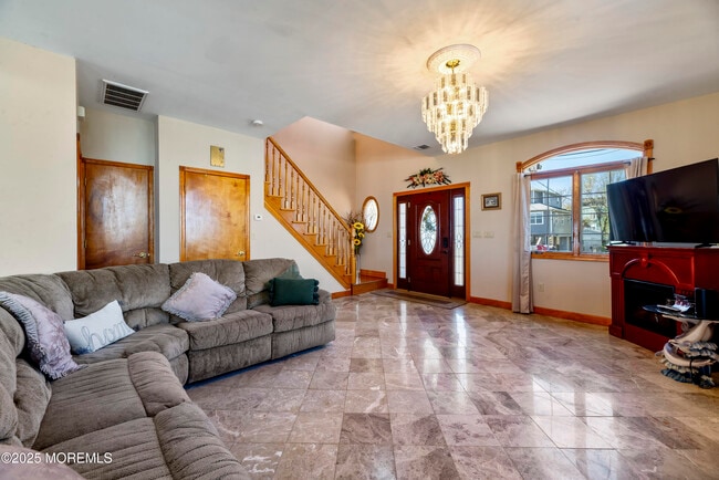 Photo - 329 Front St