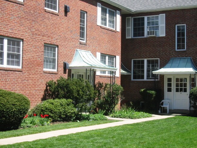Suburban Square Apartments