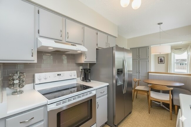 Photo - 8183 Strathearn Av