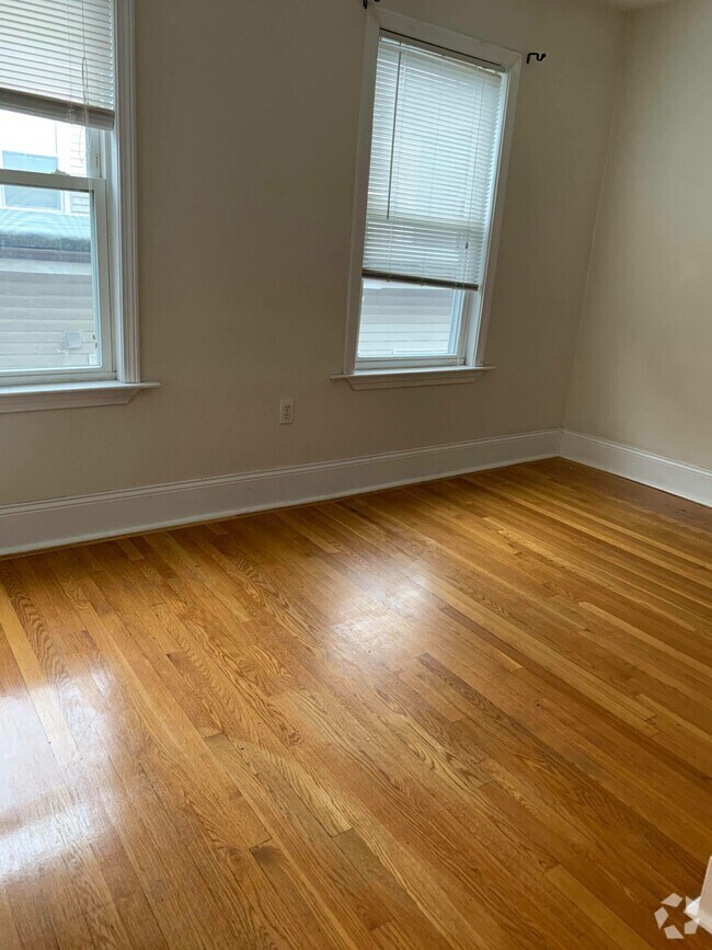 Building Photo - 23 Aspinwall Ave Unit 4 Rental