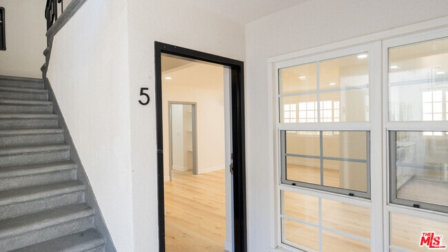 Building Photo - 835 S Sherbourne Dr Unit 5 Rental
