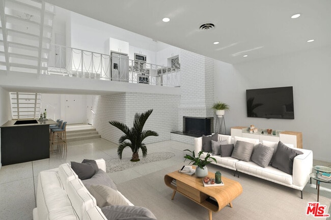 Building Photo - 764 N Doheny Dr Unit 2