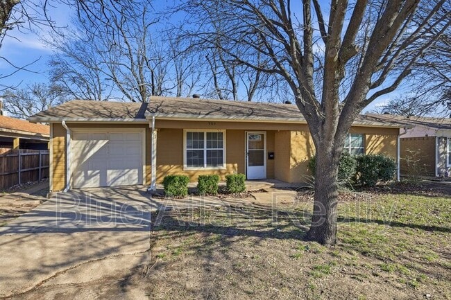 Building Photo - 909 E Vista Dr