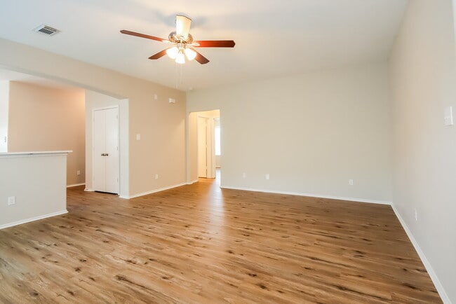 Photo - 302 Glencarry Trail