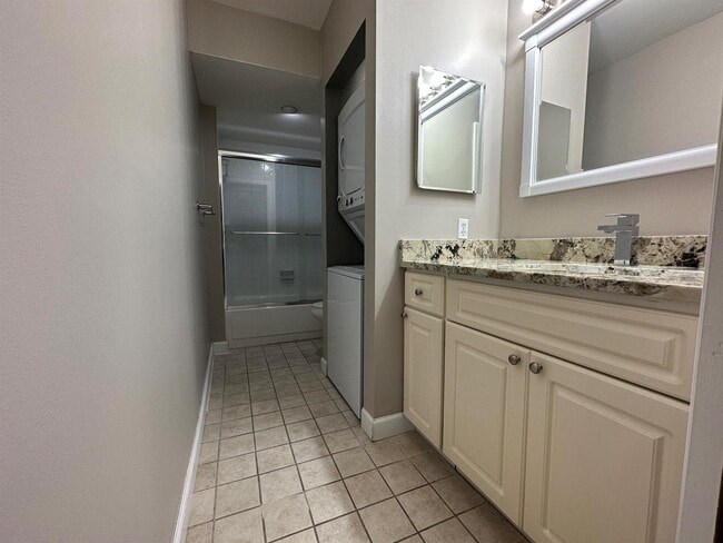 Photo - 555 SE 8th St