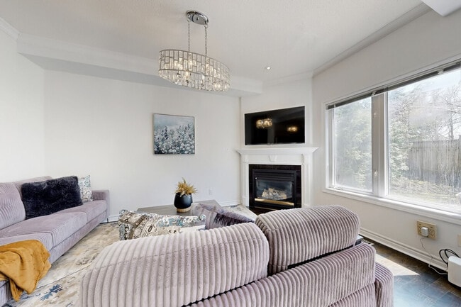 Building Photo - 29 Woodhaven Cres Unit SI ID1526917P