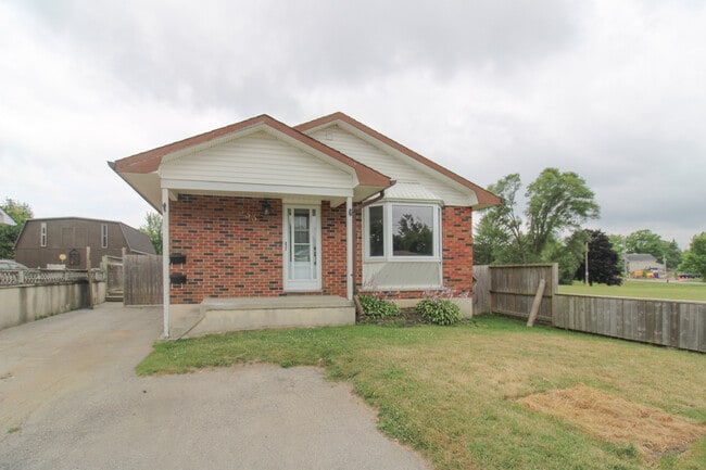 Building Photo - 2 Bedroom Basement Unit A