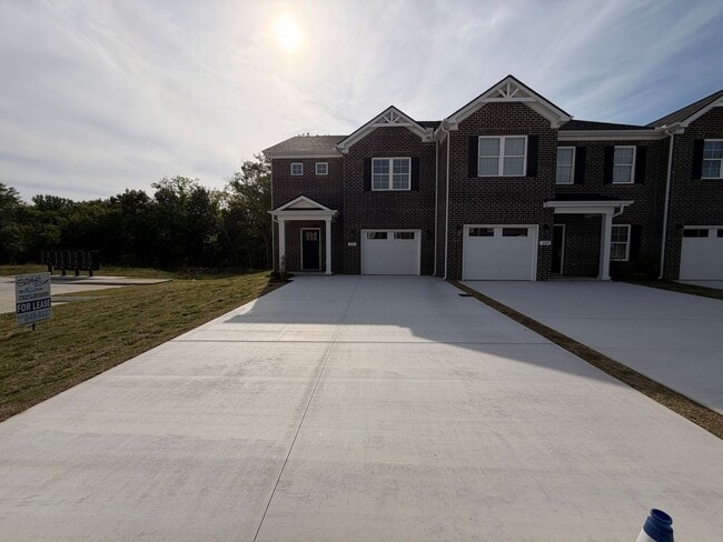 Building Photo - Brand New 3 Bed 2.5 Bath Townhome In Shelbyville