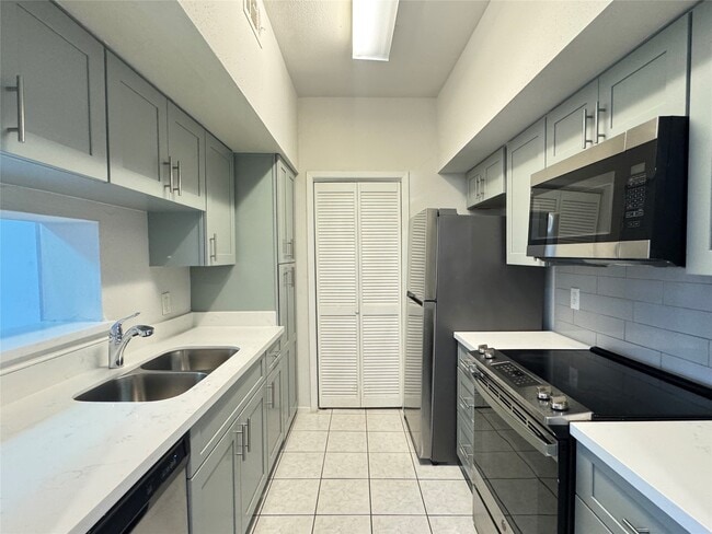 Building Photo - 6602 Harbor Town Dr Unit 303
