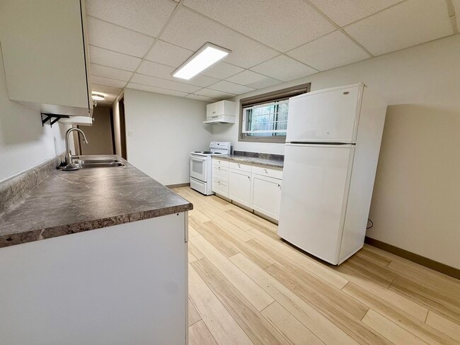 Photo - 2 Bed 1 Bath Unit in Edmonton, AB Unité 7921 LOWER (Basement Suite)