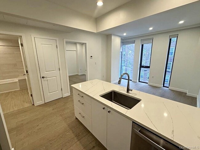 Building Photo - 41-26 44th St Unit 4C