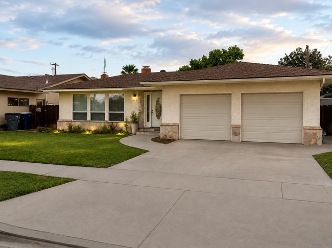 Building Photo - 1148 E San Madele Ave
