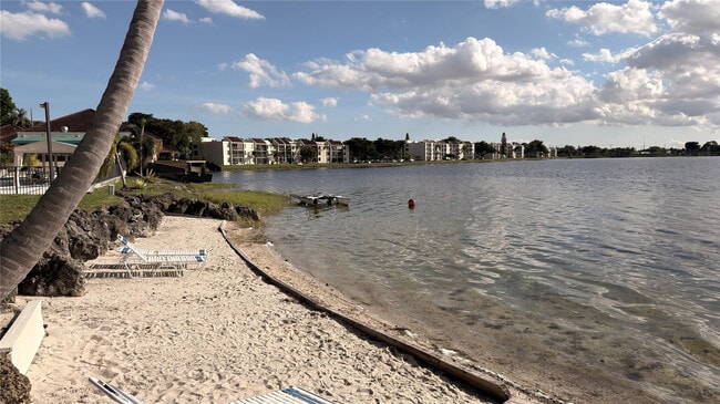 Building Photo - 110 Lake Emerald Dr Unit 107