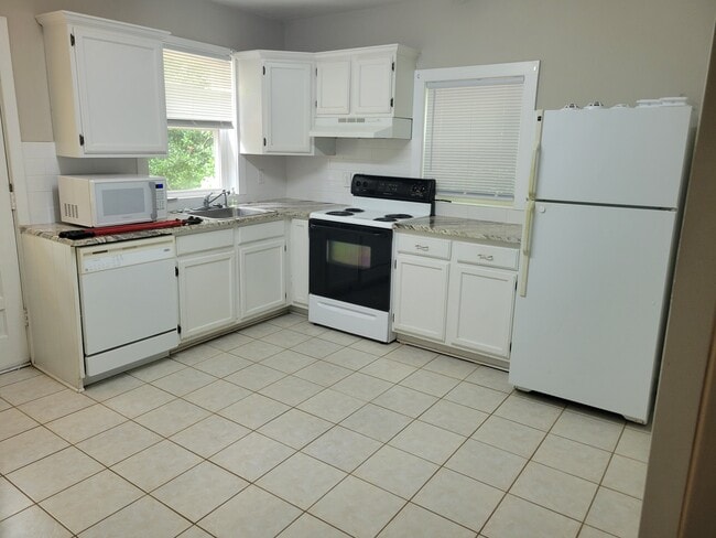 Building Photo - 3445 Draper Ave