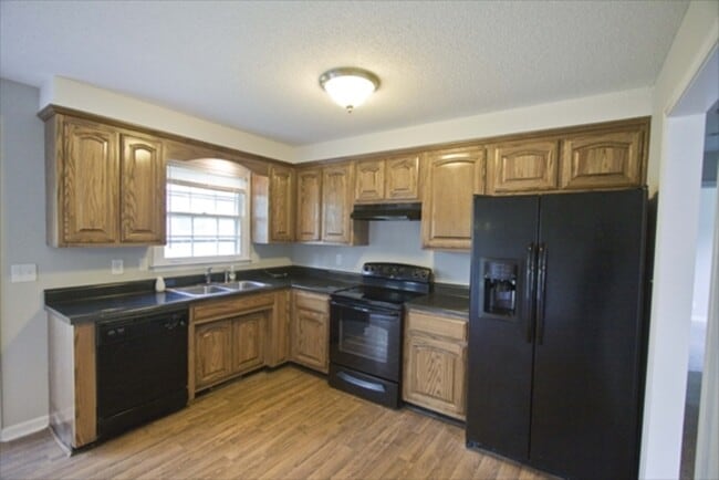 Photo - 385 Louise Ln