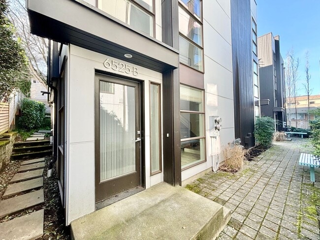 Building Photo - bright and cozy 2b2b townhouse