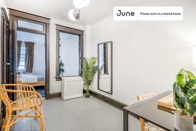 Room in Shared 5 bed/2 bath home in Woodley Park