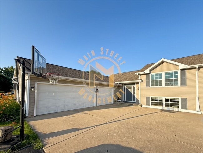 Building Photo - 3 Bed 2 Bath Duplex w/ 3 Stall Garage