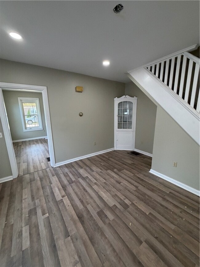 Photo - 470 W 1st St