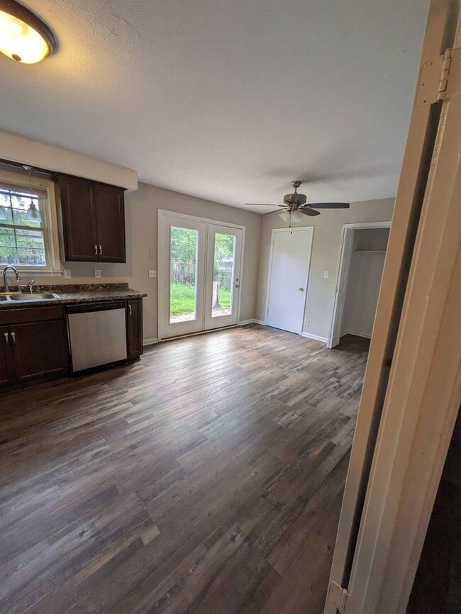 Photo - 4 Bedroom Pet Friendly Home For Rent With ...