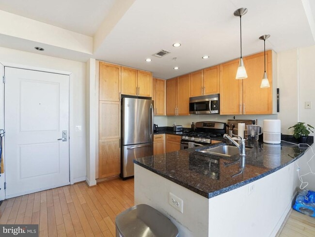 Building Photo - 820 N Pollard St Unit 910