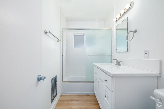 1BR, 1BA - 750SF - Bathroom