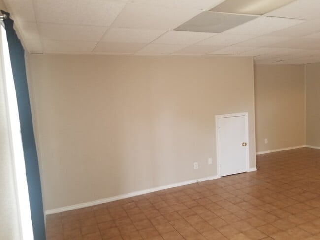 Building Photo - 300 E Champion St Unit 2