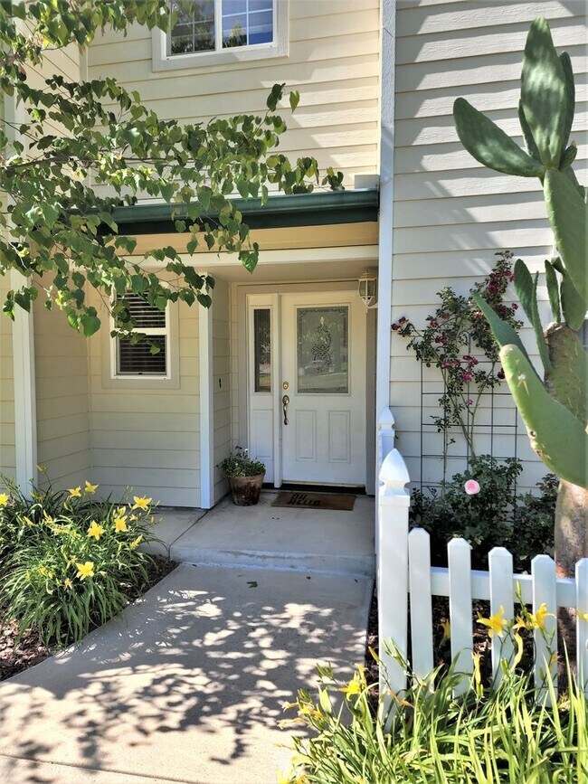 Beautiful Large Two Story Townhome in Los Townhome Rental in Los