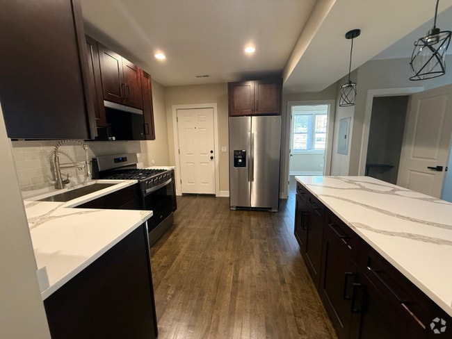 Building Photo - 6147 N Claremont Ave Rental