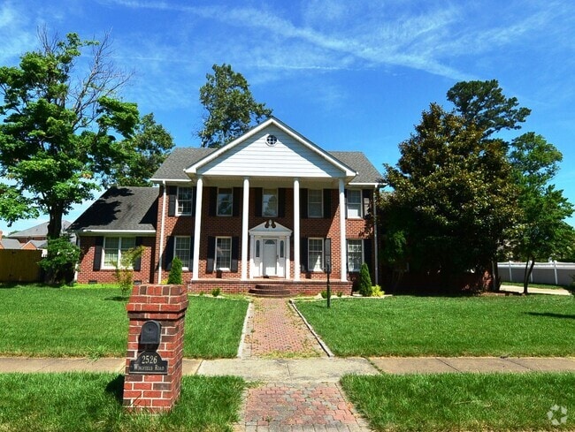 Building Photo - Custom Built brick Manor close to airport ... Rental