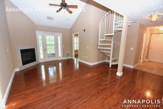Photo - 2052 Quaker Way