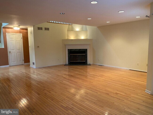 Photo - 573 Sayre Dr House