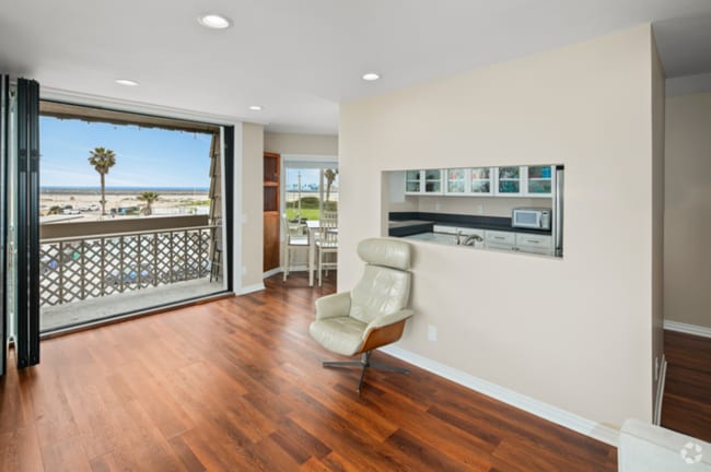 Building Photo - Stunning Ocean Beach Top Floor Corner Beac... Unit APT 8