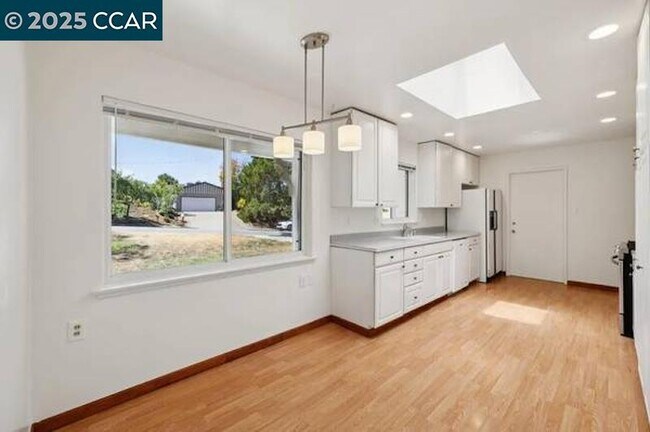 Photo - 2047 Queens Ln