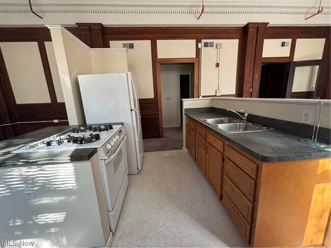 Photo - 5644 Broadway Ave Unit 203