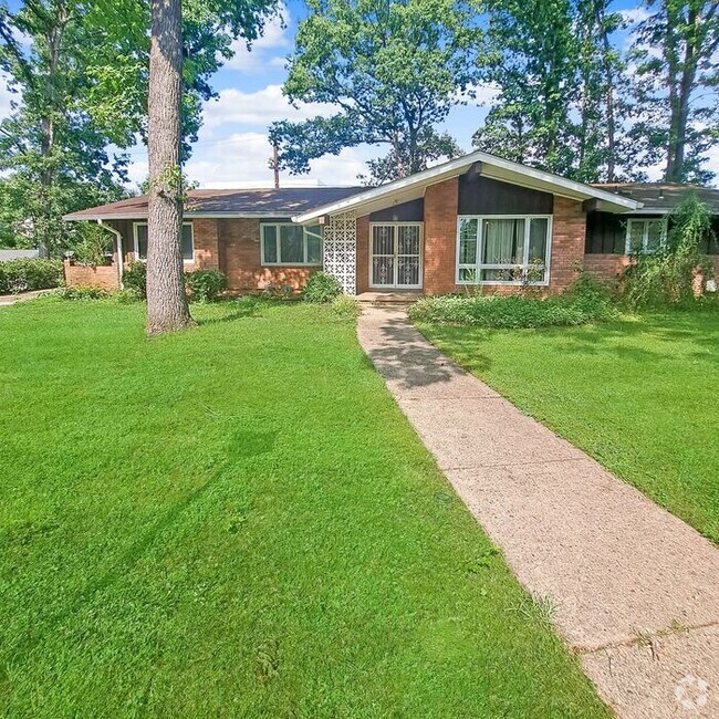 Building Photo - Mid-Century Modern Ranch Style Home 3/Bedr...